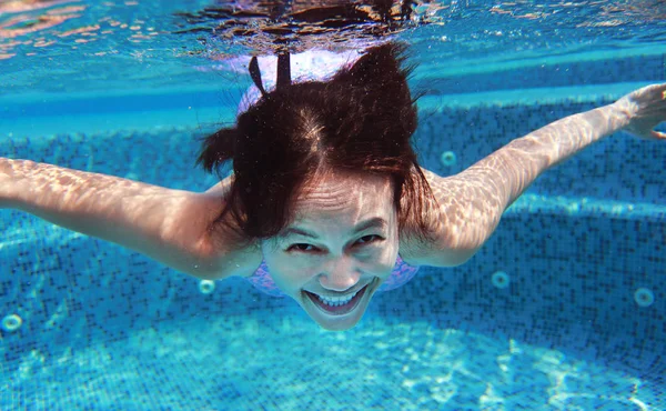 Joven mujer asiática divertirse bajo el agua en la piscina . — Foto de Stock