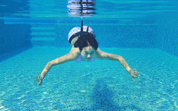 수영장에 다이빙 하는 젊은 여자의 수 중 촬영. — 스톡 사진