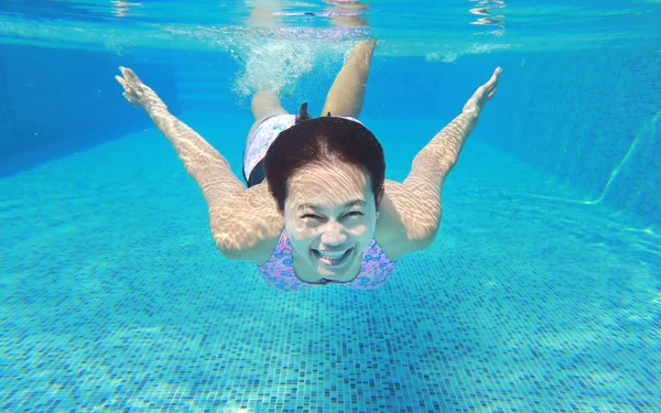 Genç kadın havuz içine dalış Sualtı çekim. — Stok fotoğraf