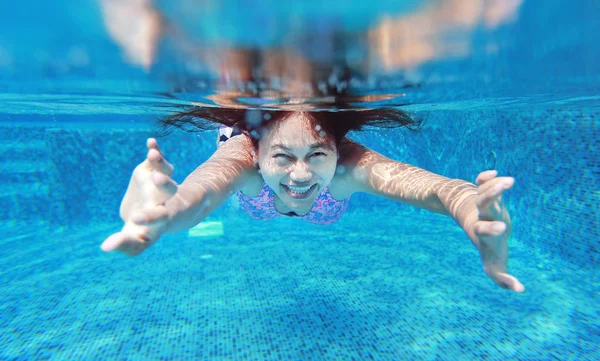 Colpo subacqueo di giovane donna che si tuffa in piscina . — Foto Stock
