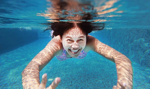 Giovane donna asiatica divertirsi sott'acqua in piscina . — Foto Stock
