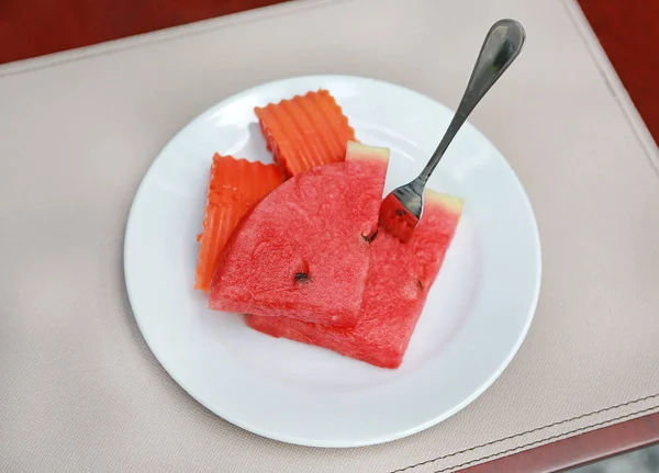 Frische saftige Wassermelonenscheibe auf weißem Teller — Stockfoto