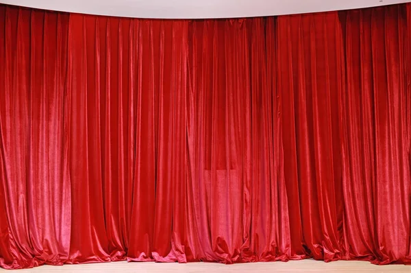 Vermelho fechado fundo cortina em um teatro — Fotografia de Stock