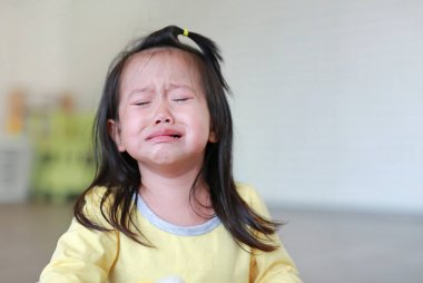lose up Little kid girl crying clipart