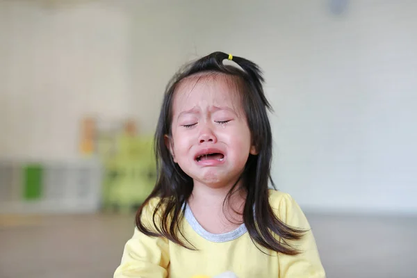 Втратити маленька дівчинка плаче — стокове фото