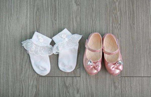 Kleine Schoenen Van Het Meisje Met Witte Sokken Hout — Stockfoto