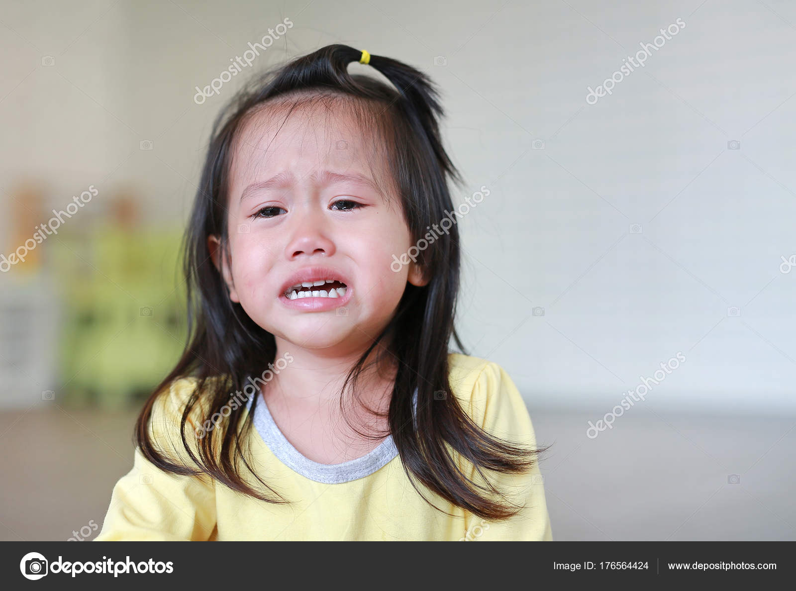 Плачущий ребенок. Новорожденный плачет. Малыш плачет. Малыш сейчас заплачет. Плачущий ребенок.