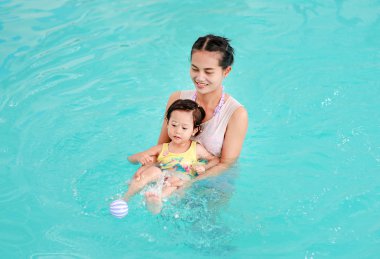 Anne ve bebek yüzme havuzu eğitiminde.