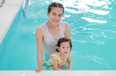 Anne ve bebek yüzme havuzu eğitiminde.