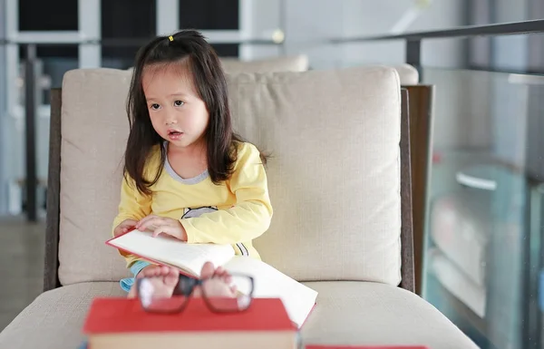Kleine Kind Meisje Leesboek Bibliotheek Onderwijs Concept — Stockfoto