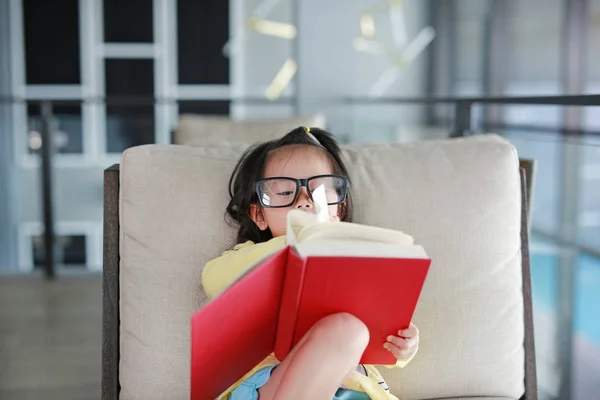 Kind Meisje Met Bril Lezen Boek Bibliotheek Onderwijs Concept — Stockfoto