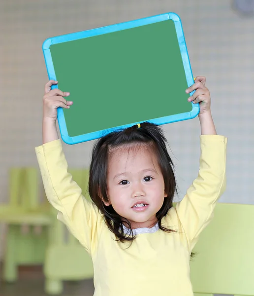 Mignon Asiatique Enfant Fille Tenue Vide Vert Tableau Dans Salle — Photo