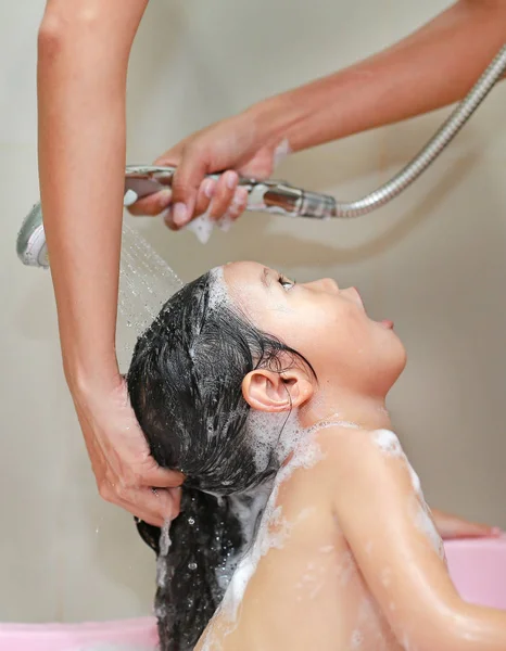 Ibu Tangan Menuangkan Air Dari Kamar Mandi Untuk Mencuci Rambut — Stok Foto