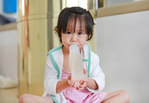 Милая Маленькая Девочка Использующая Солому Пить Медовую Росу Бутылки — стоковое фото