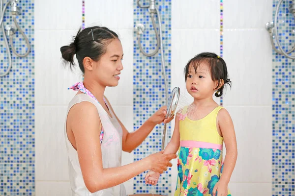 Mother Pours Water Shower Child Warm Body Swim — Stockfoto