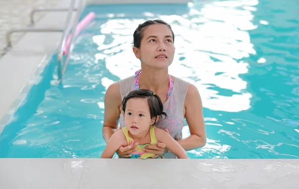 Мать Ребенок Плавают Бассейне Счастливая Молодая Женщина Учит Свою Дочь — стоковое фото