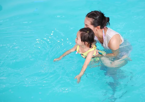 Madre Figlia Nuotano Piscina Giovane Donna Felice Che Insegna Sua — Foto Stock