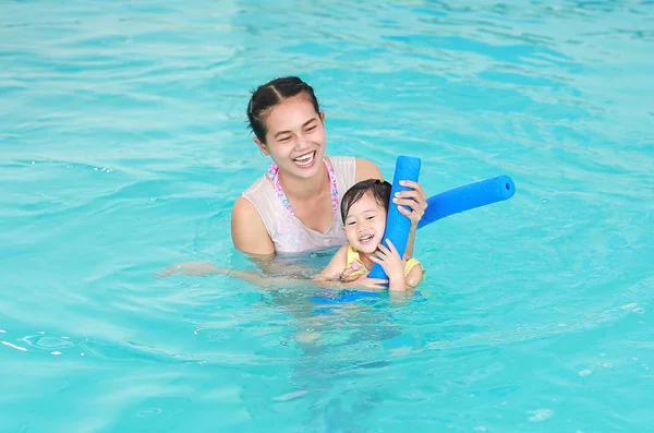 Felice Sorridente Asiatica Bambina Con Madre Imparare Nuotare Con Piscina — Foto Stock