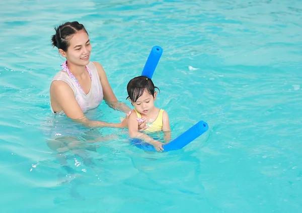 Feliz Sonriente Asiática Niña Con Madre Aprendiendo Nadar Con Fideos —  Fotos de Stock