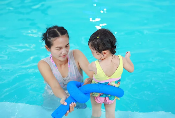 Happy Smiling Asian Little Girl Mother Learning Swim Pool Noodle — Stock Photo, Image