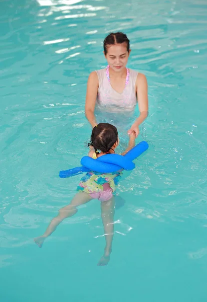 Glücklich Lächelnd Asiatische Kleines Mädchen Mit Mutter Lernen Mit Poolnudel — Stockfoto