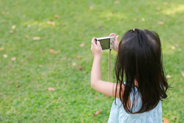 Kız Çocuk Bahçesinde Odak Fotoğraf Makinesi Kamera Resim Çekme — Stok fotoğraf