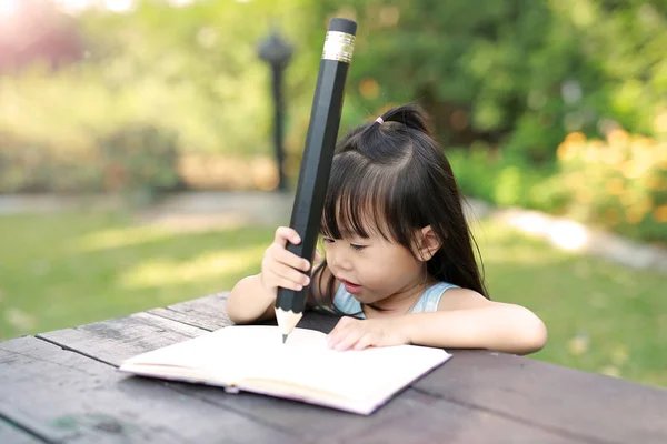 Petite Fille Enfant Écrivant Sur Table Dans Jardin Concept Éducation — Photo