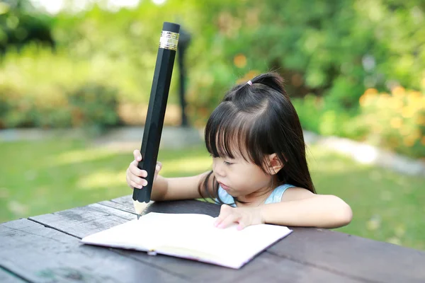 Niña Pequeña Escribiendo Mesa Jardín Concepto Educación — Foto de Stock