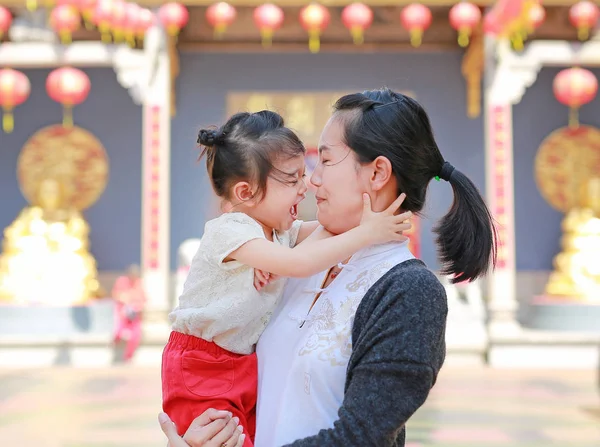 Portrait Von Mutter Und Süßem Kleinen Mädchen Der Yaowarat Road — Stockfoto