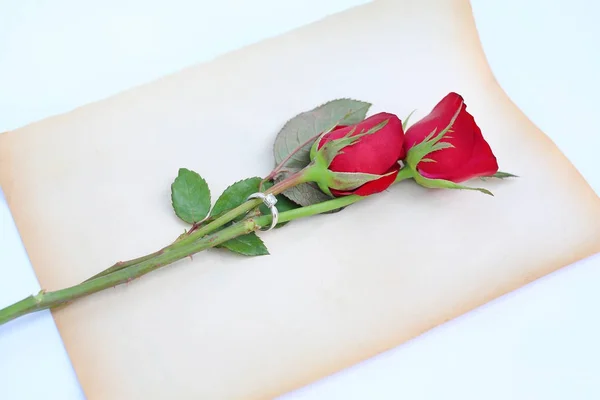 Flor Rosas Vermelhas Com Anel Casamento Papel Marrom Velho Contra — Fotografia de Stock