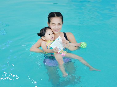 Anne öğretim çocuk yüzme havuzunda kapatın