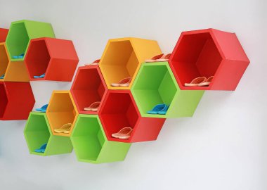 Renkli Modern ayakkabı rafının beyaz duvardaki.