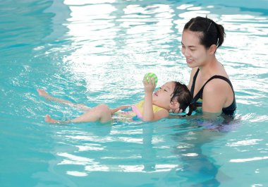 Anne öğretim çocuk yüzme havuzunda kapatın