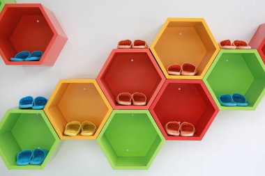 Renkli Modern ayakkabı rafının beyaz duvardaki.