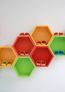 Renkli Modern ayakkabı rafının beyaz duvardaki.