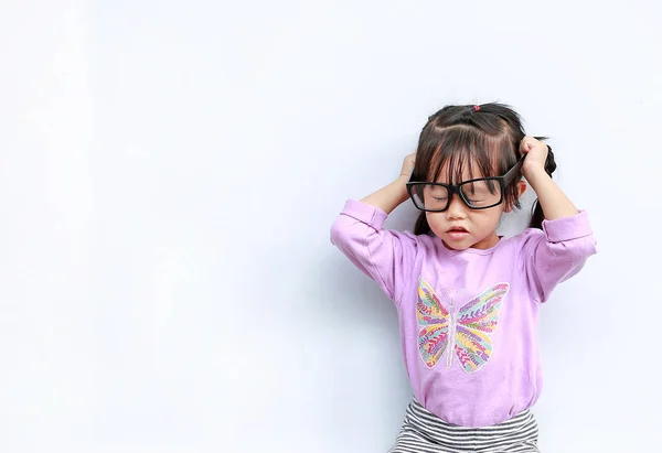 Πορτρέτο Του Χαριτωμένο Μικρό Κορίτσι Που Προσπαθεί Φορέσει Γυαλιά Λευκό — Φωτογραφία Αρχείου