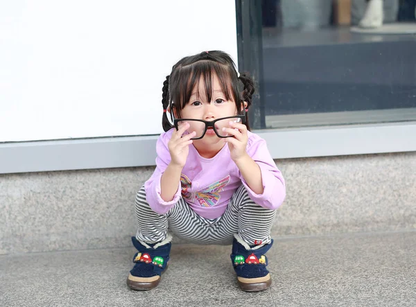 Retrato Menina Bonito Tentando Usar Óculos — Fotografia de Stock