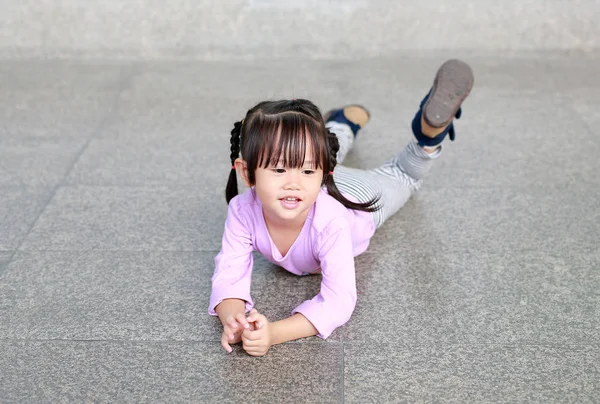 Portrait Happy Cute Little Girl Lying Floor Corridor — Stock Photo, Image