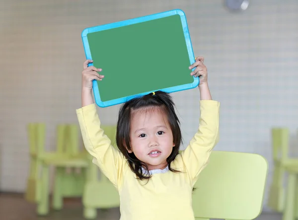 Mignon Asiatique Enfant Fille Tenue Vide Vert Tableau Dans Salle — Photo