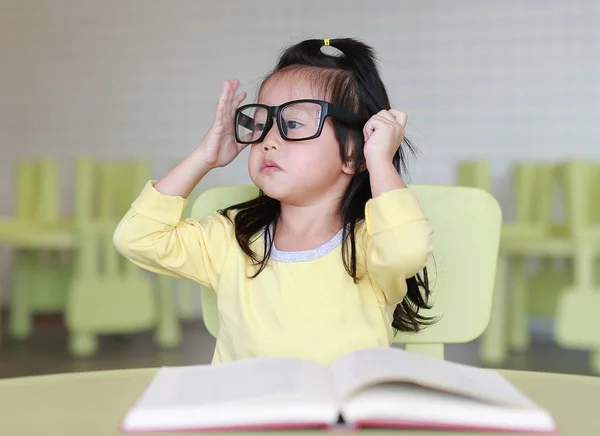 Slim Kind Meisje Met Bril Lezen Van Een Boek Kinderkamer — Stockfoto