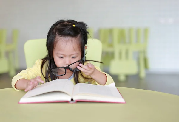 Slim Kind Meisje Met Bril Lezen Van Een Boek Kinderkamer — Stockfoto