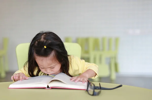 Έξυπνο Μικρό Παιδί Κορίτσι Φορώντας Γυαλιά Διαβάζοντας Ένα Βιβλίο Για — Φωτογραφία Αρχείου