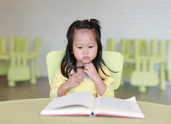 Έξυπνο Μικρό Παιδί Κορίτσι Φορώντας Γυαλιά Διαβάζοντας Ένα Βιβλίο Για — Φωτογραφία Αρχείου