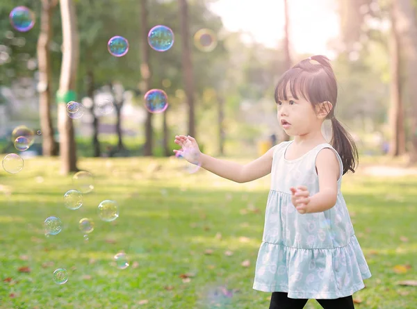 Милая Маленькая Девочка Играющая Пузырь Саду — стоковое фото