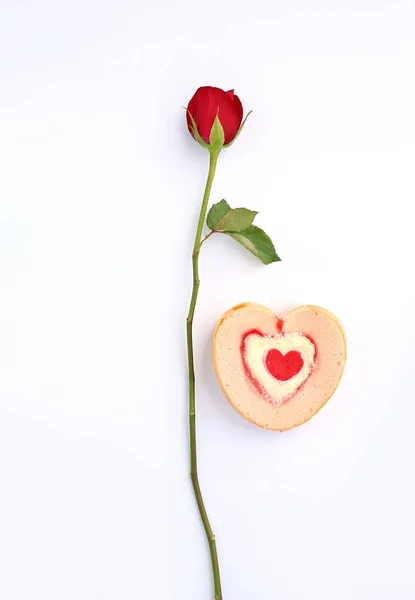 Rosas Rojas Flor Corazón Mermelada Rollo Pastel Sobre Fondo Blanco — Foto de Stock