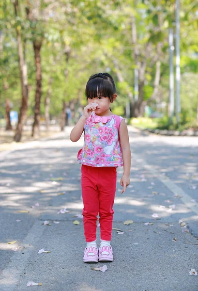 Porträt Eines Niedlichen Kleinen Mädchens Öffentlichen Park Mit Geradem Blick — Stockfoto