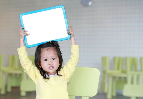 Mignon Asiatique Enfant Fille Tenant Vide Tableau Blanc Dans Les — Photo