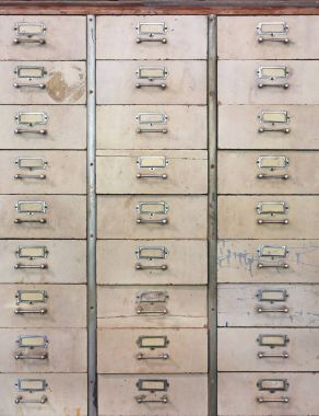 Eski rustik metal çekmece