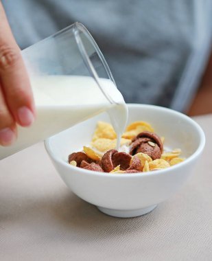 müsli kaseye masaya dökülen süt