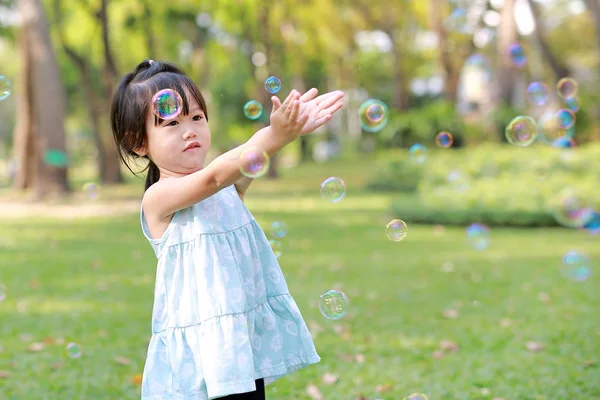 Милая Маленькая Девочка Играющая Пузырь Саду — стоковое фото